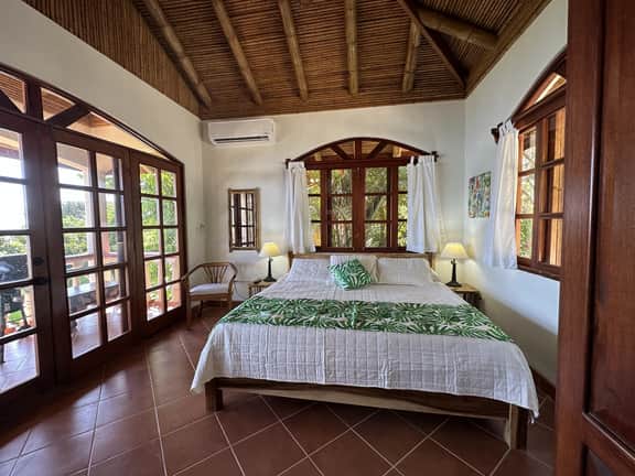 Mountainside Studio with Gorgeous Ocean Views - Image 2